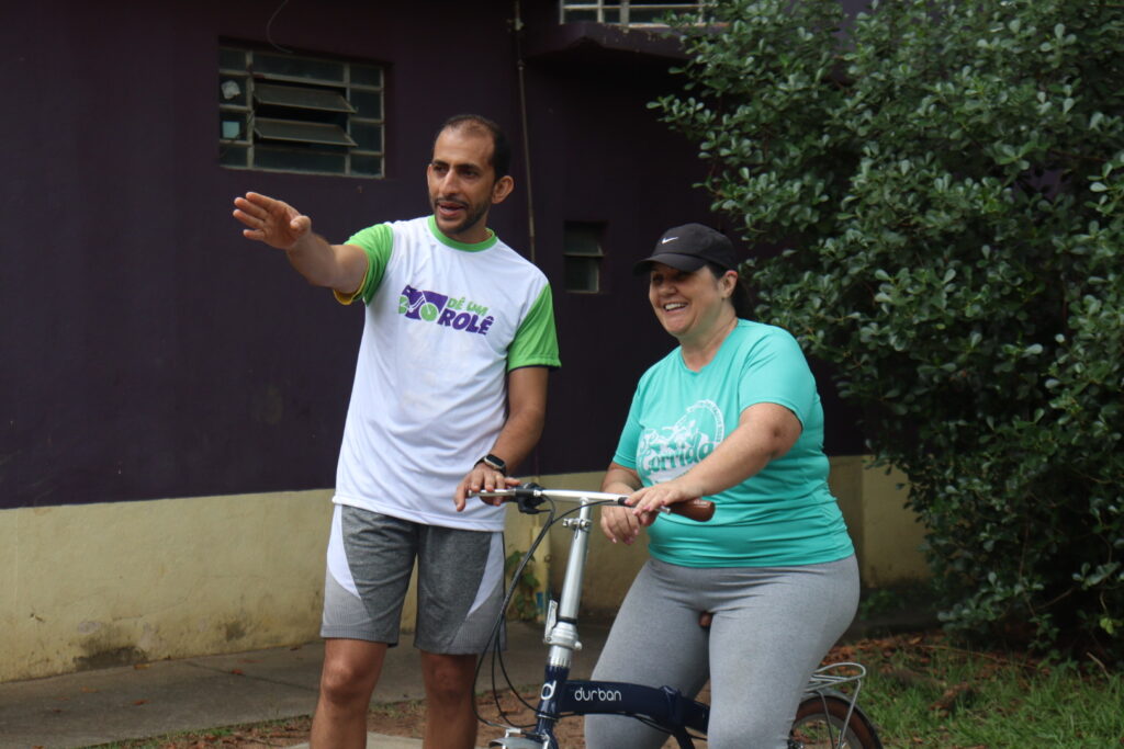 Homem branco ensina mulher a andar de bicicleta